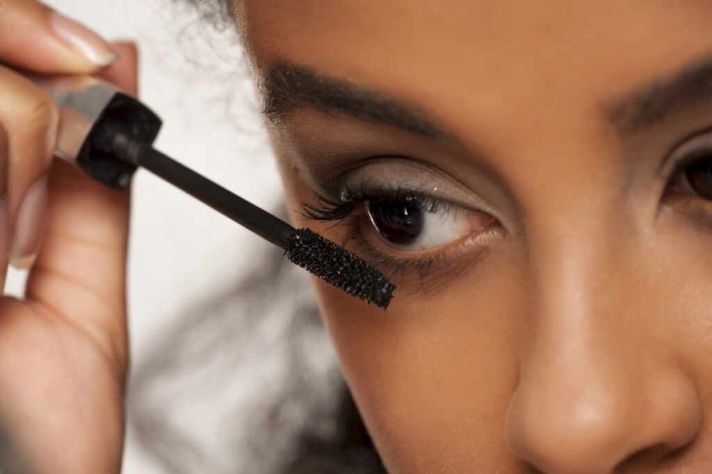 Apply Mascara: Mascara Application Guide