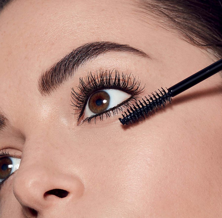 How to Apply Mascara on Lower Lashes: Mascara Application Guide