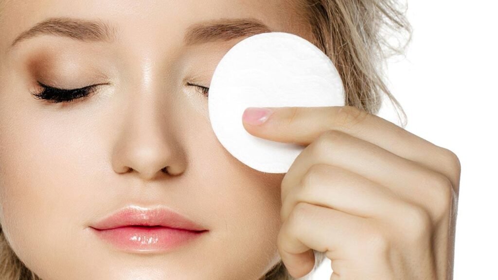  Step 1: Gather your supplies: eye makeup removal