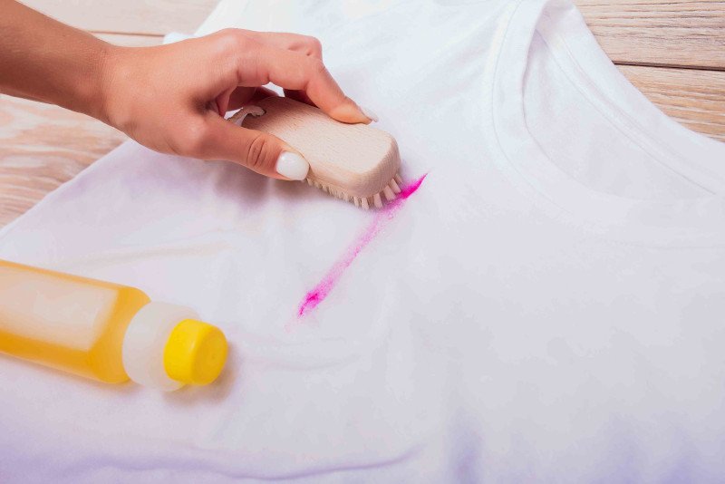 Rubbing Shampoo : remove motor oil from clothes