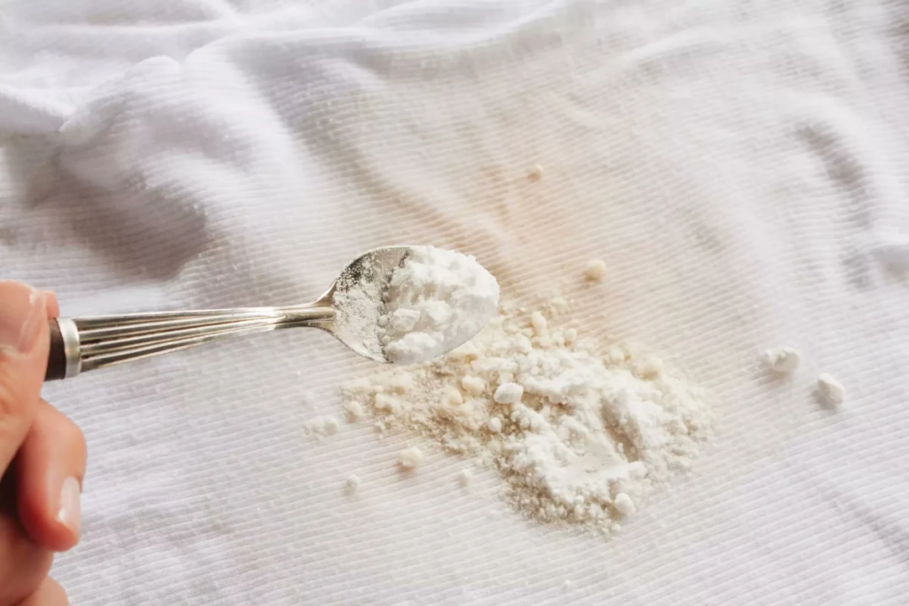 use baking soda : remove motor oil from clothes