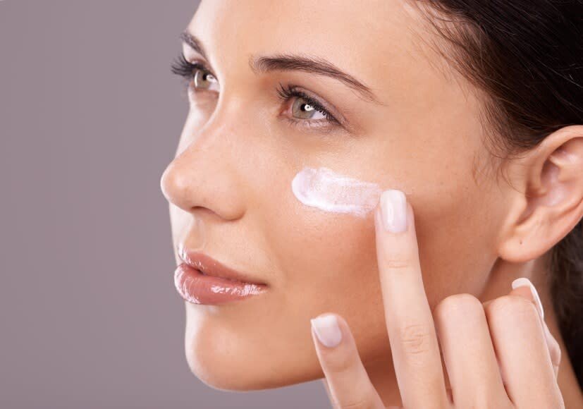 Applying Primer : Laura Geller Foundation