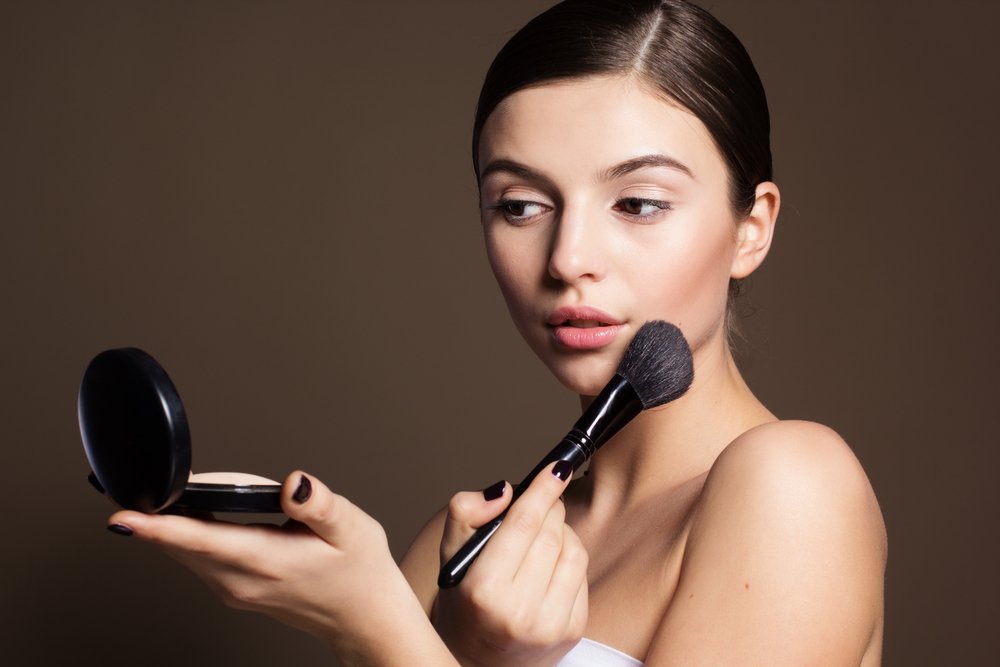 Applying with a Brush : Laura Geller Foundation